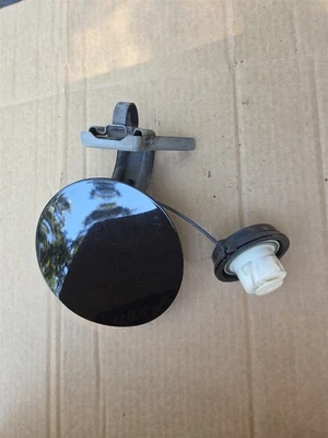 Cadillac CTS 2008-2015 puerta negro tanque de combustible llenado usado OEM Foto 1 de 4