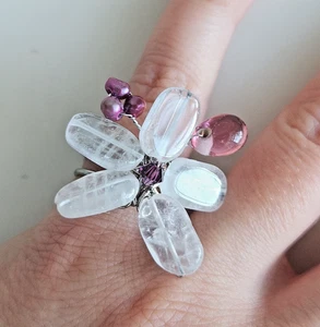 Anillo floral con pétalos de cuarzo rosa, perlas y anillo meñique con acento de vidrio - Imagen 1 de 7