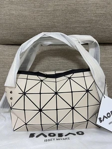Baobao Issey Miyake weiße Mini Handtasche Beuteltasche Tasche Outlet Produkte neu mit Etikett - Bild 1 von 6