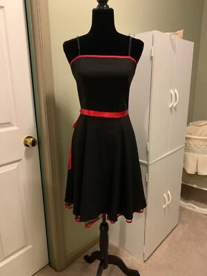 Vestido Negro por Pulse Correas de Espagueti Rojo Satinado Cinturón Rojo Acentos Talla M Usado en Excelente Condición Foto 1 de 4