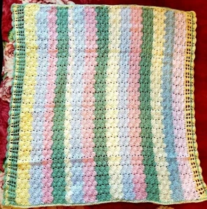 Handgefertigte gehäkelte Babydecke rosa blau gelb grün Junge Mädchen Unisex 34" x 35" - Bild 1 von 7