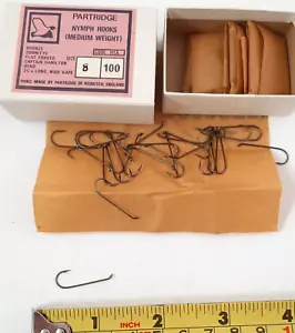 100 pernici H1A taglia 8 ganci ninfa Med. Con etichette Captain Hamilton Bend Fly Legatura - Foto 1 di 4