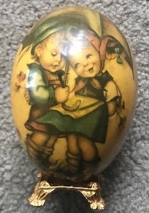 VINTAGE DEKORATIVES EI DETAILLIERT MIT HUMMELARTIGER KUNST AUF GOLDFARBENEM STÄNDER - Bild 1 von 4