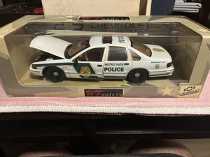 UT Models 1996 Chevrolet Caprice Metro Dade Florida Police 1/18 Diecast Car - Picture 1 of 3
