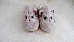 Zapatillas de gatito de piel sintética rosa pálido con talla 40-41 EUR US 9 frotar botella plantilla de espuma - Imagen 1 de 3