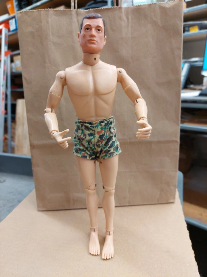 Boneco de ação GI Joe cabelo flocado escuro vintage 1964 12 polegadas - Imagem 1 de 3