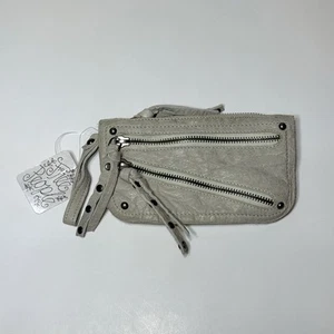 Free People Geldbörse Distressed Leder hellgrau, Nieten, Reißverschlüsse - Bild 1 von 13
