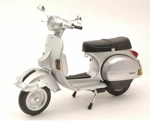 Modellino scooter Vespa 125 ET3 Primavera scala 1/12 pressofuso argento NewRay - Foto 1 di 1