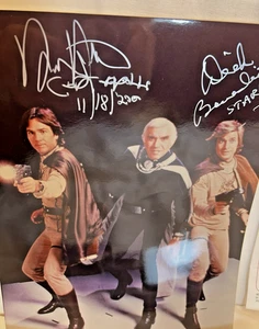 Battlestar Galactica TV Show 1978 Duello firmato 8x10 Richard Hatch Dirk Benedict - Foto 1 di 11