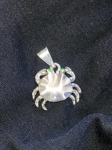 Colgante con dije de cangrejo de plata esterlina vintage ojos verdes 925 animal único - Imagen 1 de 14