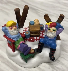 Department 56 "Ski Bums" #56710 - North Pole Series - Bild 1 von 2