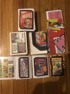2025 WACKY PACKETS SERIE NUEVA JUEGO COMPLETO MASTER 109 CARTAS CON 4 juegos de inserción - Imagen 1 de 14