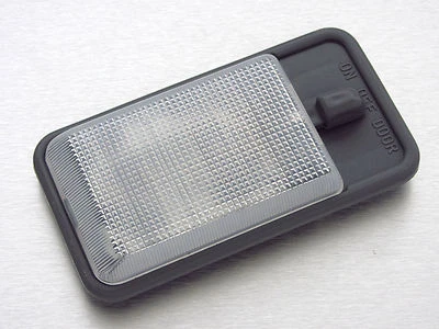 88-05 TOYOTA Hilux pickup 4x4 4WD SR5 LN85 LN106 LN145 LN166 interior dome light - Image 1 of 2