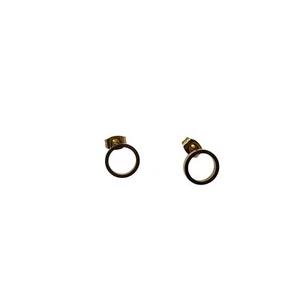 Aretes circulares huecos dorados con detalles de circonita cúbica para mujer diseño minimalista - Imagen 1 de 5
