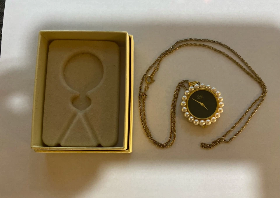 Reloj Colgante Colibrí Perla Alrededor Esfera Negra Caja Dorada Cadena Dorada Gran Forma Foto 1 de 1