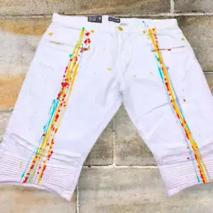 Pantalones cortos de mezclilla para hombre Makobi blancos | multicolores pintados a mano nuevos con etiquetas - Imagen 1 de 3