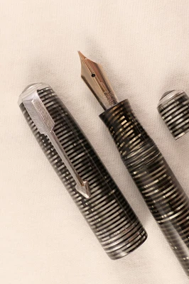 ВИНТАЖНЫЙ 1937 СЕРЕБРЯНЫЙ ЖЕМЧУГ PARKER ВАКУУМНЫЙ ПЕРЬЕВАЯ РУЧКА ~ ДВОЙНОЙ ПОЛОСКИ ДРАГОЦЕННОСТИ - Изображение 1 из 4