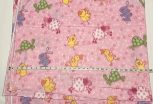 NUEVO Tela polar - Animales bebés sobre fondo rosa 58” ancho 2 1/2 yardas de largo - Imagen 1 de 2