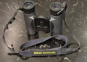 Binoculares Nikon Sportstar 8x25 8,2° 430' FOV WF campo ancho resistente al agua - Imagen 1 de 9