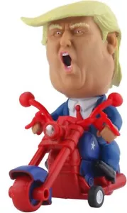 DINOBROS Presidente Donald Trump 2024 Giocattolo Figura Equitazione Moto Divertente Rev up C - Foto 1 di 2