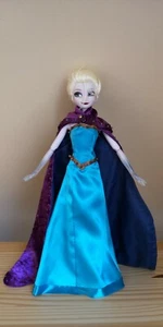 Singende Eiskönigin Elsa Puppe mit Lichteffekte und Musik 40 cm.  - Bild 1 von 2