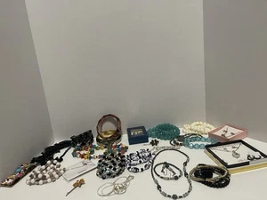 SCHROTTSCHUBLADE SCHMUCK Konvolut 26 Teile - meist tragbar - Bild 1 von 4