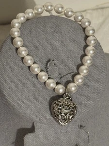 Vintage Kunstperlen Armband mit Herz Medaillon Charm - Bild 1 von 9