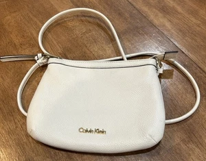 Calvin Klein Tasche weiches Kiesel-Leder hellbraun neu ohne Etikett schulterlang Reißverschluss neutraler Farbton - Bild 1 von 4