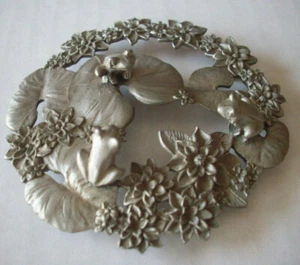 Rawcliffe Pewter three frogs on lily pads decor - Picture 1 of 3