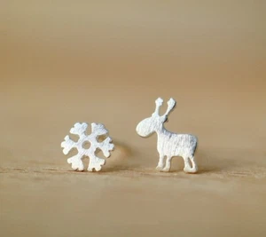 925 Solid Sterling Silver Ear Studs Earrings Assymetric Snow & Reindeer - Foto 1 di 4