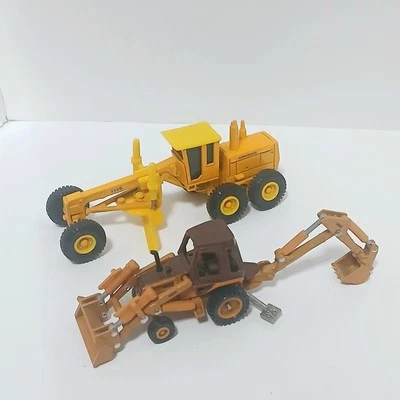 ERTL DIECAST JOHN DEERE ROAD GRADER 772B & ERTL CASE 580 LOADER BACKHAUL - Image 1 of 4