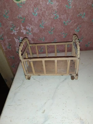 Altes Bett um 1940 Kinderzimmer-Puppenhaus-Puppenstube-doll-poupee für Bastler  - Bild 1 von 2