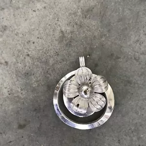 Silver Plated Floral Circular Necklace Pendant Jewelry - Picture 1 of 5