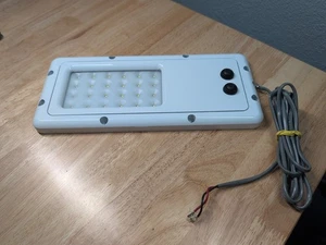 Dialight SHELW2100WND6 Compacto Alta Intensidad LED Montaje Superficial Blanco Regulable - Imagen 1 de 8