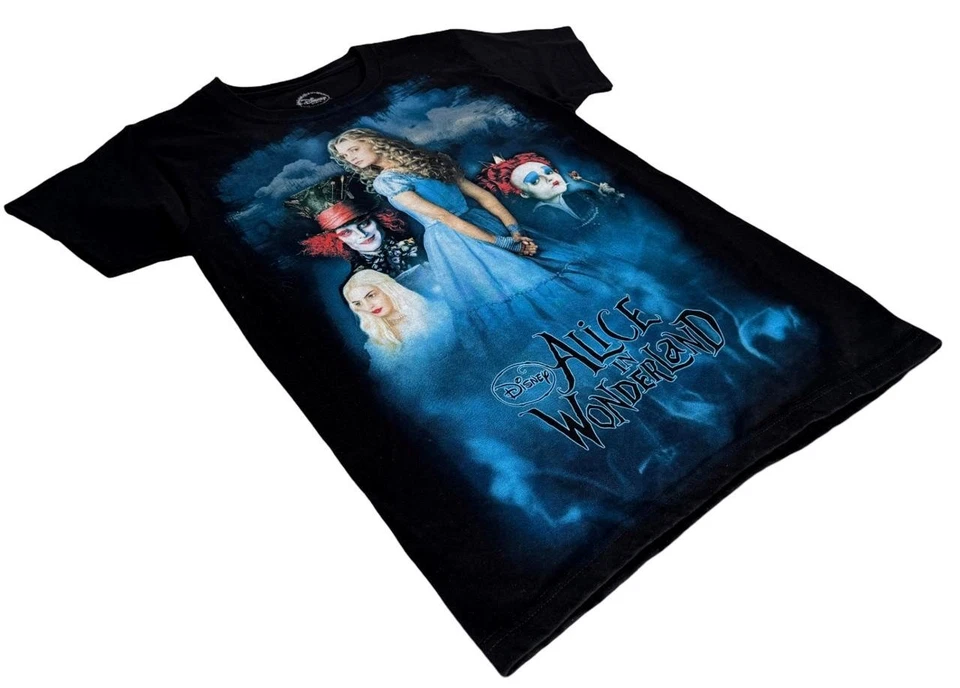 Camisa negra de manga corta con gráfico de Alicia en el País de las Maravillas de Disney para niños talla pequeña Foto 1 de 3