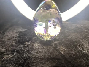 "Flor blanca/púrpura firmada por artista en forma de huevo de 3 1/2"" de alto (N47)" - Imagen 1 de 2