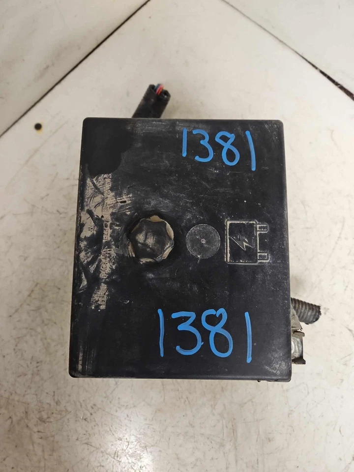 03-04 OLDSMOBILE ALERO Engine Fuse Box Circuit Connection Block W/Puller OEM - Image 1 of 4