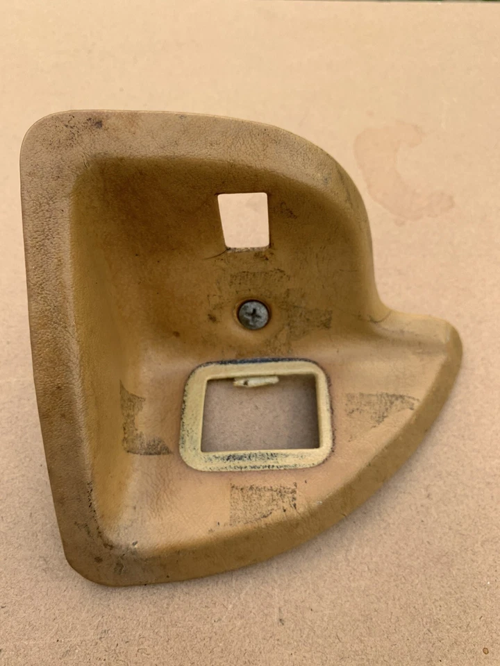 Cubierta de panel de embellecedor de maletero izquierdo MERCEDES W123 S123 Foto 1 de 3