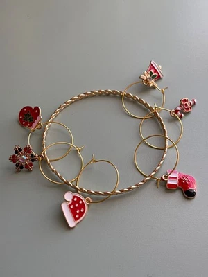 Dijes vintage de copa de vino de Navidad | Sombrero de Santa, copo de nieve | Orna esmaltado festivo Foto 1 de 3