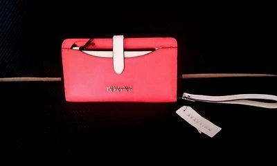 Muñequera eléctrica Kenneth Cole Reaction de cuero coral con monedero cambiador nueva con etiquetas Foto 1 de 4