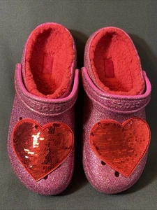 Neu ohne Etikett Crocs klassisch gefütterte Damen-Clogs Valentinstag 2023 Größe 10W - Bild 1 von 12