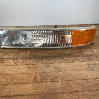 2000-2007 Chevrolet Tahoe Left Driver Turn Signal Parking Light Lamp 16525193 - Image 1 of 4
