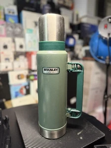 Botella de vacío completa Stanley Thermos Classic verde aislada 1,4 qt/1,32 L - Imagen 1 de 7