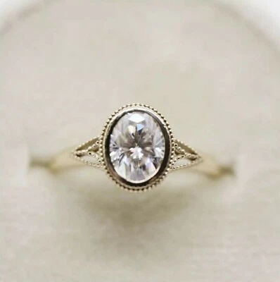 Помолвочное кольцо из 10-каратного желтого золота с одним муассанитом овальной огранки бесцветное 1,93 карата  - Изображение 1 из 2