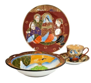 Set posto Immortali giapponesi Satsuma Moriage - piatto, ciotola, tazza da tè e piattino - Foto 1 di 12