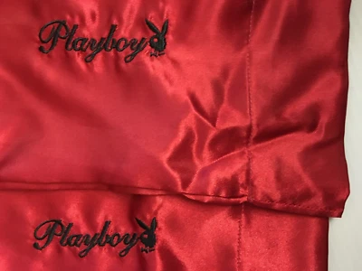 Par de fundas de almohada de poliéster satinado rojo con logotipo de Playboy Foto 1 de 4