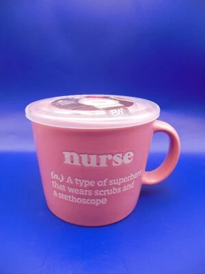 Taza sopa con tapa rosa NUEVA ENFERMERA sin usar diciendo en lado hecha por Boston Warehouse Foto 1 de 4