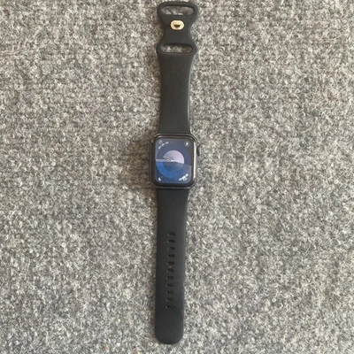 Apple Watch SE 第 1 代 40 毫米 GPS 黑色 二手 — 第 1/3 张图片