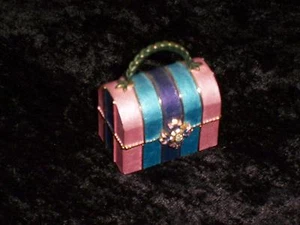Caja de baratijas decorada con esmalte Rucinni con cristales de Swarovski rosa, azul y púrpura - Imagen 1 de 3