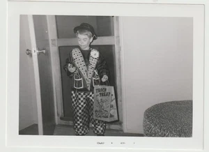 VINTAGE SCHNAPPSCHUSS: KINDER im CLOWN HALLOWEEN KOSTÜM mit LECKERLIBEUTEL - Bild 1 von 1